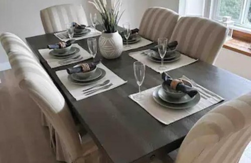 Fraserview Maison | Spacious 8 Bedroom House in Vancouver with free parking, fast wifi and jacuzzi