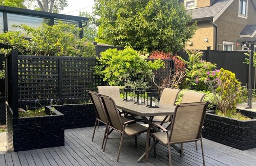 Fraserview Maison | Spacious 8 Bedroom House in Vancouver with free parking, fast wifi and jacuzzi