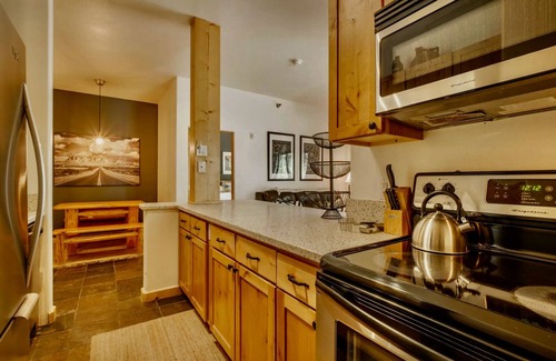 Taos Ski Valley Copropriété | Spacious 800 sqf 2-bedroom condo 1.5 miles away from lift 1 at Taos Ski Valley!