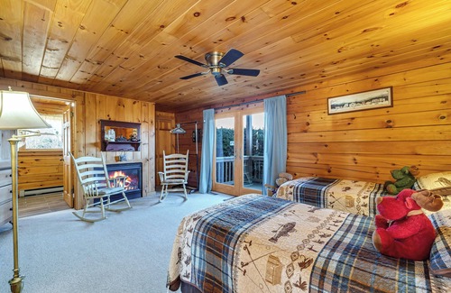 Aquashicola Cabine | Log spacieux 8BD / 7BA Log Home sur le lac Beltzville dans le sud des Poconos - NO PROM