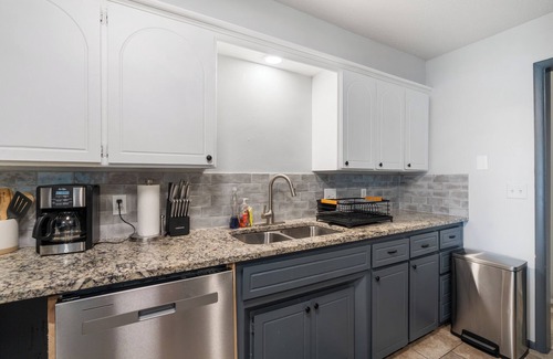 Central Oklahoma City Maison | Spacious 8BR Modern Retreat Pool Table RV