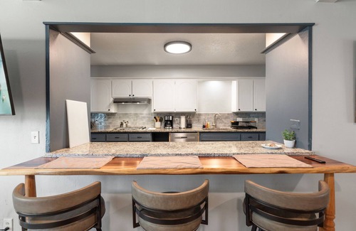 Central Oklahoma City Maison | Spacious 8BR Modern Retreat Pool Table RV