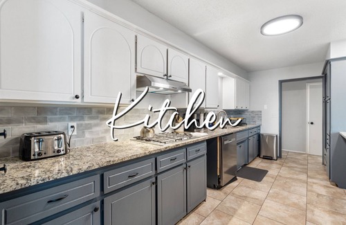 Central Oklahoma City Maison | Spacious 8BR Modern Retreat Pool Table RV