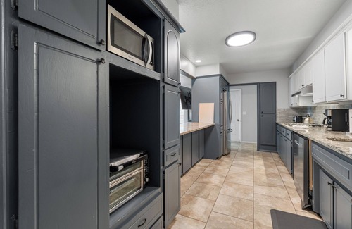 Central Oklahoma City Maison | Spacious 8BR Modern Retreat Pool Table RV