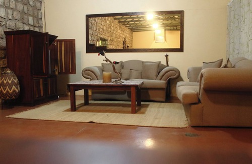 Etosha Maison | Spacious 9-bedroom building in wonderful Otavi with AC