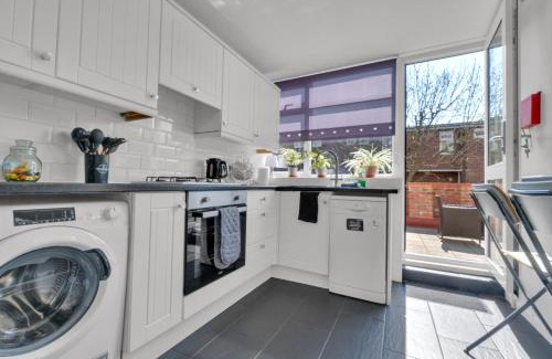 West Hill Appartement | Spacious 9-Person Stay with Free Parking in London