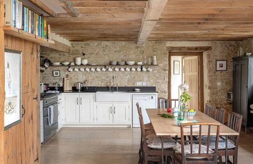 Lullington Maison | Spacious and beautifully converted 18th century stone barn. Pet-friendly!