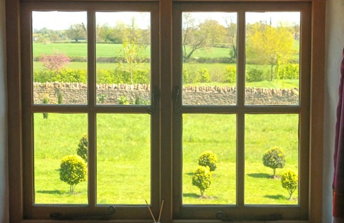 Lullington Maison | Spacious and beautifully converted 18th century stone barn. Pet-friendly!