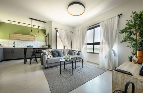 Nahariya Appartement | Spacious and Bright Beach Front Apartment