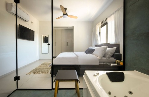 Nahariya Appartement | Spacious and Bright Beach Front Apartment