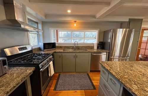 Cash Corner Maison | Spacious and Centrally Located! Two Connected Apartments- Sleeps 11