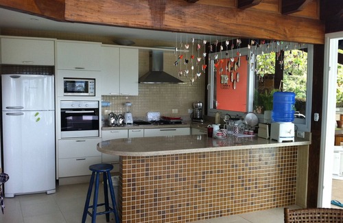 Sao Pedro Maison | Maison spacieuse et confortable à Ilhabela avec une vue imprenable w / la mer