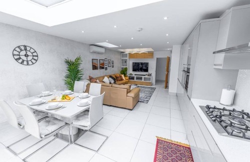 Loxford Maison | Spacious and comfortable 6BDR house