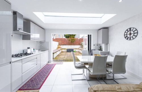 Loxford Maison | Spacious and comfortable 6BDR house