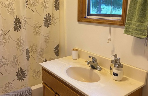 Proctor Maison | Spacious and comfortable home nestled in the mountains by Kootenay Lake