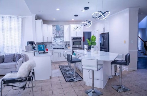 Montpelier Maison | Spacious and Cozy 8 Bedrooms house w/Gym near D.C