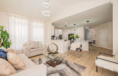 Montpelier Maison | Spacious and Cozy 8 Bedrooms house w/Gym near D.C