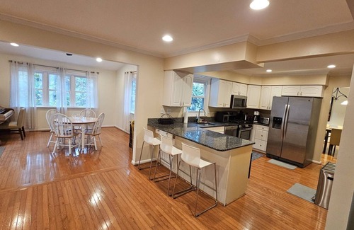 White Oak Maison | Spacious and Family Friendly 6-bedrooms house in delightful Silver Spring.