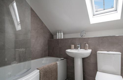 Rhyd-y-foel Appartement | Spacious and modern family apartment, central and within walking distance to local amenities
