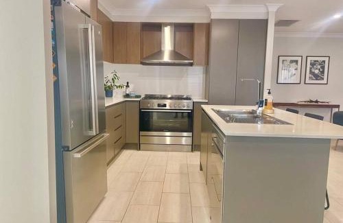 Eglinton Maison | Spacious and Modern Home away from Home