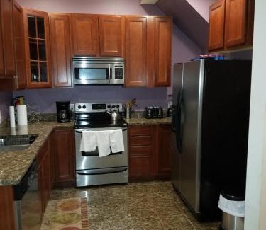 Le Droit Park Appartement | Spacious and Private 3BR, 3BA with free parking near Downtown Washington DC