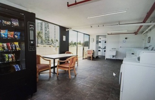 McCully - Moiliili Copropriété | Condo Waikiki spacieux et récemment rénové avec cuisine complète et vue sur l'océan
