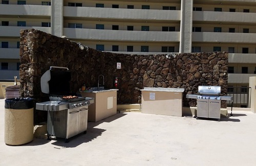 McCully - Moiliili Copropriété | Condo Waikiki spacieux et récemment rénové avec cuisine complète et vue sur l'océan
