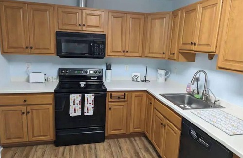 Andover Copropriété | Spacious Apartment Minutes from State Park & Lake