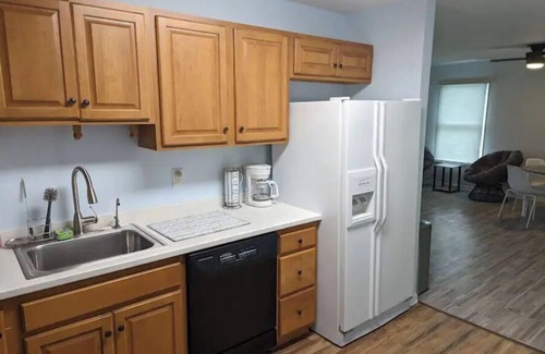 Andover Copropriété | Spacious Apartment Minutes from State Park & Lake