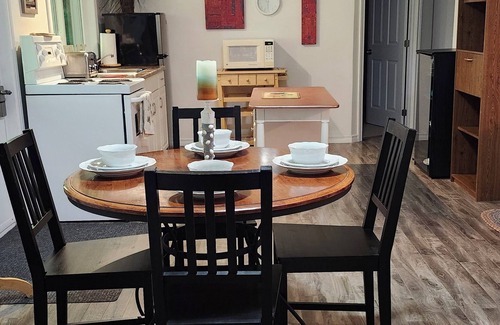 Southampton Maison | Spacious Apartment across from Golf Course/Patio overlooking Parklike Backyard