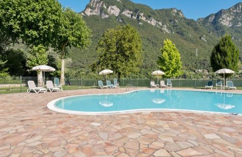Crone Appartement | Spacious apartment in Idro with shared pool