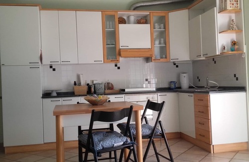 Montecarotto Appartement | appartement spacieux avec une entrée séparée au rez-de-chaussée et un petit jardin
