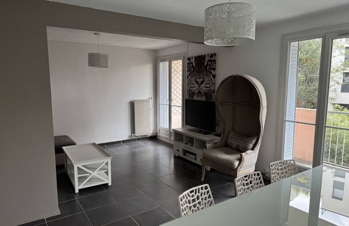 Yves Farge - Le Fleuve Appartement | Spacious apartment with balcony