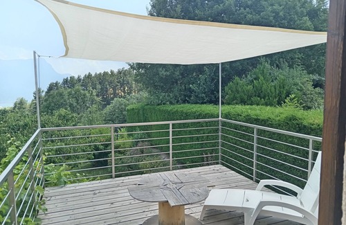 Embrun Appartement | Appartement spacieux avec magnifique vue et terrasse, au 1er étage d une villa.