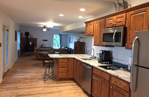 Batesville Appartement | Spacieux nouvel apt. avec bain à remous, vue sur la montagne, ruisseau et étang de pêche sur 25 acres