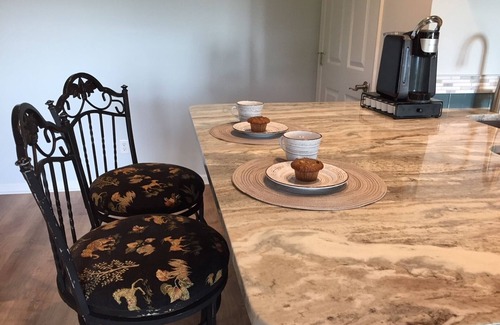 Batesville Appartement | Spacieux nouvel apt. avec bain à remous, vue sur la montagne, ruisseau et étang de pêche sur 25 acres