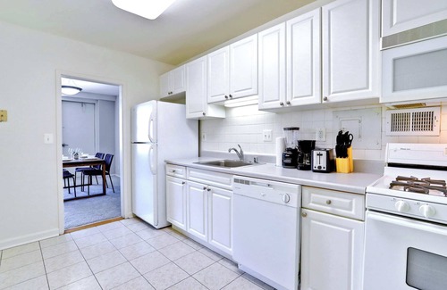 Aurora Highlands Appartement | Crystal City Apt Near Offices & Metro