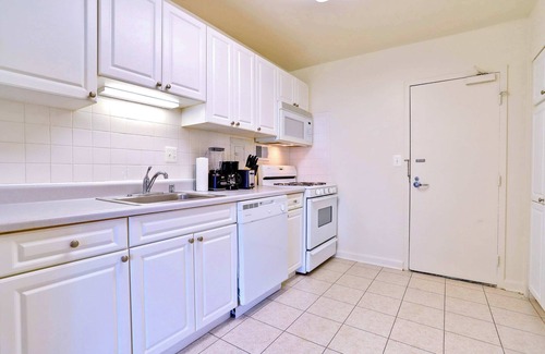 Aurora Highlands Appartement | Crystal City Apt Near Offices & Metro