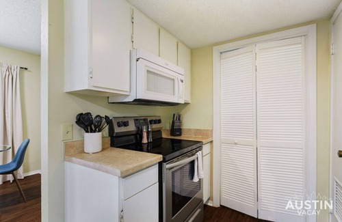 Highland Hills Appartement | Spacious ATX Apt | Private Deck + All Essentials