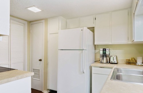 Highland Hills Appartement | Spacious ATX Apt | Private Deck + All Essentials