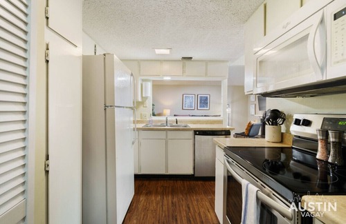 Highland Hills Appartement | Spacious ATX Apt | Private Deck + All Essentials