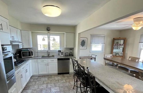 Point Pleasant Beach Maison | Spacious Beach House 2 blks to Ocean, Lake Views and Awesome Game Room!