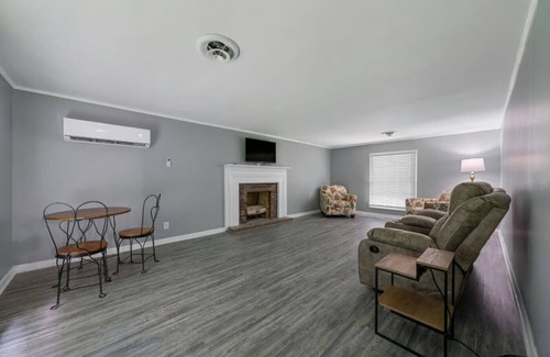 Glasgow Appartement | Spacious Backyard Fireplace Mins from Downtown