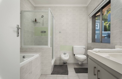 Flora Park Appartement | Spacious Bantry Bay Gem l Ocean Views