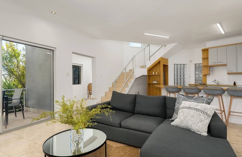 Flora Park Appartement | Spacious Bantry Bay Gem l Ocean Views