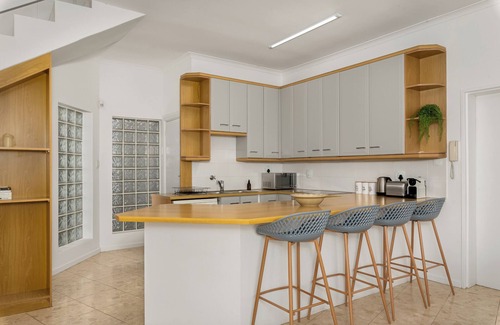 Flora Park Appartement | Spacious Bantry Bay Gem l Ocean Views