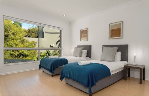 Flora Park Appartement | Spacious Bantry Bay Gem l Ocean Views