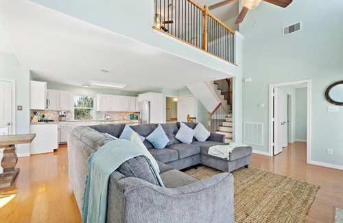Shoreacres Maison | Bayfront Getaway with Large Deck and Scenic Views