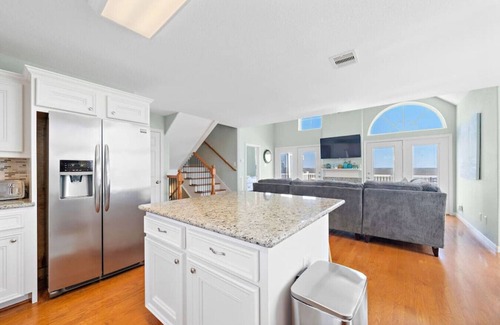 Shoreacres Maison | Bayfront Getaway with Large Deck and Scenic Views