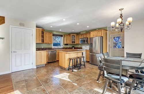 B-Say-Tah Maison | Spacious beach house oasis in the beautiful Qu’Appelle valley and lakes